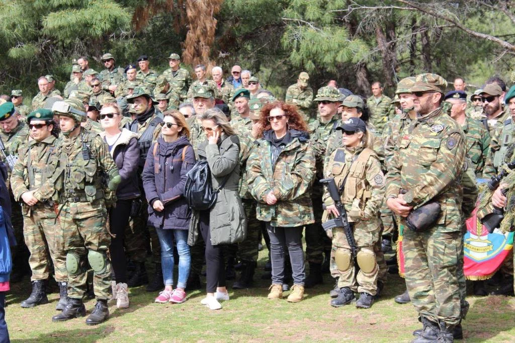 Ενεργοποιήθηκε η Πολιτοφυλακή; Ο Α/ΓΕΣ χαιρετίζει γυναίκα κατά τη διάρκεια άσκησης Εθνοφυλακής!